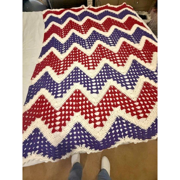 Vintage "HANDMADE CROCHET CHEVRON AFGHAN THROW" Red/White/Purple - Picture 8 of 9